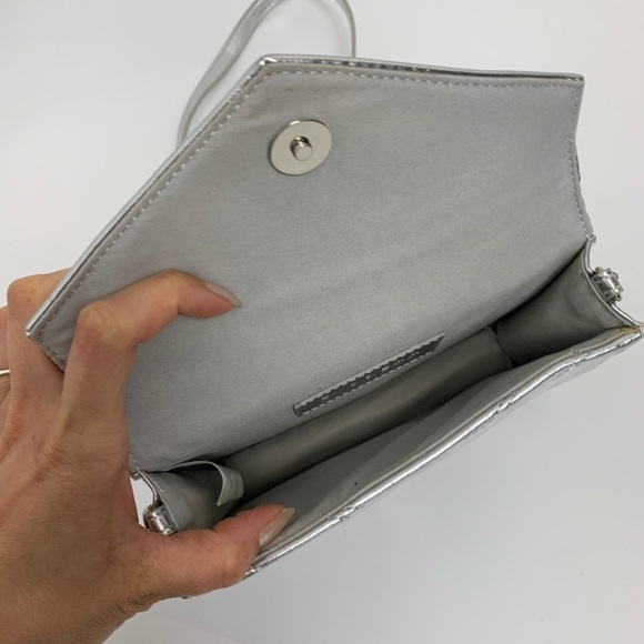 Express Mini Quilted faux vegan leather Crossover crossbody Bag - Picture 4 of 12